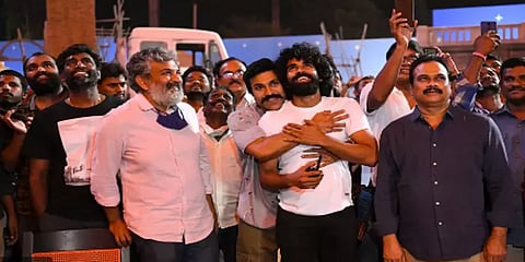 கிரேனில் பிரம்மாண்ட பெயர்.. வான வேடிக்கை.. கேக் -  ராம்சரண் பிறந்தநாள் கொண்டாட்டம்