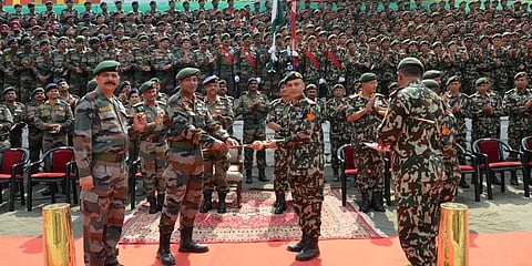 நேபாள ராணுவத்துக்கு 1 லட்சம் தடுப்பூசிகள் அன்பளிப்பாக வழங்கிய இந்திய ராணுவம்!