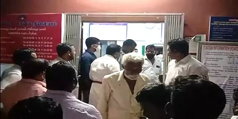 தாமரைக்கு வாக்கு கேட்ட துப்புரவு தொழிலாளி மீது தாக்குதல்: காவல்நிலையம் முற்றுகை