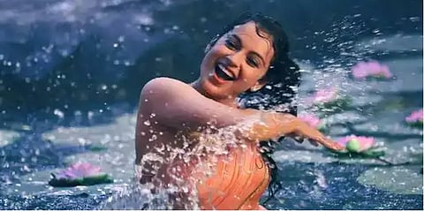 தாமரை குளத்தின் நடுவில் கங்கனா ரனாவத் அசத்தல் நடனம் - ’தலைவி’ முதல் பாடல் வெளியீடு!