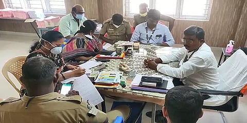 சென்னை: பட்டப்பகலில் பணப்பட்டுவாடா செய்த  அதிமுகவினரை பிடித்த பறக்கும்படை