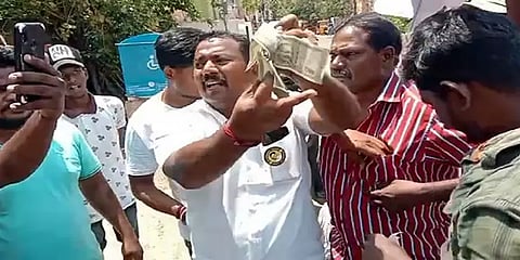 கண்ணகி நகரில் பணம் பட்டுவாடா செய்ததாக அதிமுகவினர்  2 பேர் மீது போலீசார் வழக்கு