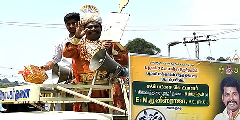 கொடைக்கானல்: ராஜா வேடமிட்டு  வாக்கு சேகரித்த சுயேட்சை வேட்பாளர்