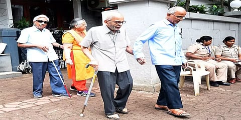 80 வயதுக்கு மேற்பட்ட வாக்காளர்களுக்கு இலவச வாகன வசதி : தேர்தல் ஆணையம்