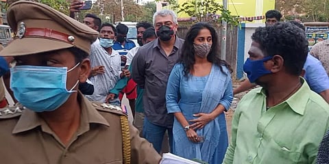 மனைவியுடன் முதல் ஆளாக வந்து வாக்கினை பதிவு செய்த நடிகர் அஜித்