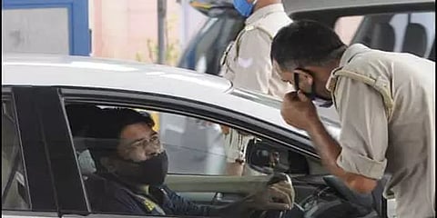 தனியாக காரில் பயணித்தாலும் முகக்கவசம் கட்டாயம்: டெல்லி உயர்நீதிமன்றம்