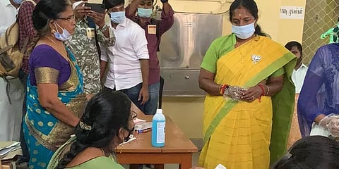வாக்குப்பதிவின் போது 'தாமரை' முத்திரையை அணிந்திருந்த வானதி ஸ்ரீனிவாசன்..  திமுக புகார்!
