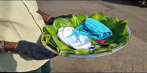 தாம்பூலத் தட்டில் முகக்கவசத்தை வைத்து விழிப்புணர்வு ஏற்படுத்தும் தன்னார்வலர்!
