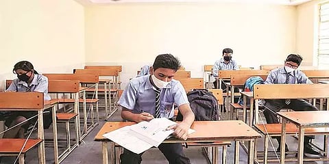 கொரோனா எதிரொலி: மகாராஷ்டிராவில் 10, 12ஆம் வகுப்பு பொதுத்தேர்வுகள் ஒத்திவைப்பு!