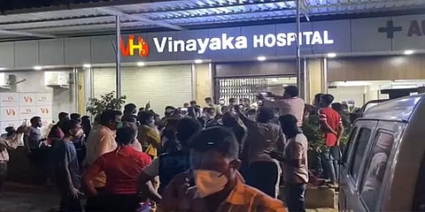 மகாராஷ்டிரா : ஆக்சிஜன் சிலிண்டர் பற்றாக்குறையால் 7 பேர் உயிரிழப்பு? மக்கள் போராட்டம்.