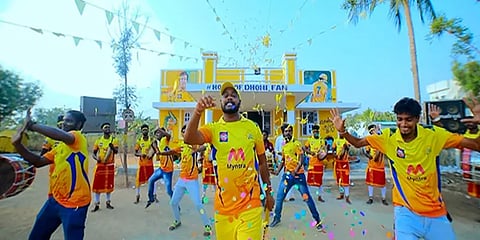 கடலூர்: தோனிக்காக சொந்த செலவில் ஆடலுடன் பாடல் வெளியிட்டுள்ள ரசிகர்!