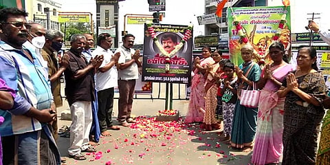 நாமக்கல்: நடிகர் விவேக் படத்திற்கு அஞ்சலி செலுத்திய  நாடக நடிகர்கள்!