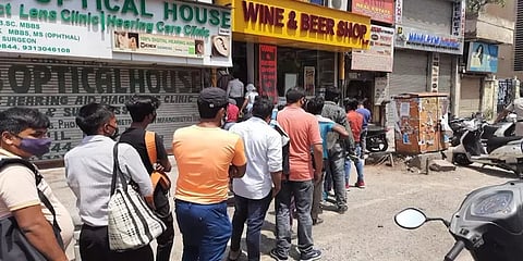 டெல்லியில் ஒருவாரம் முழு ஊரடங்கு: மதுக்கடைகளில் அலைமோதும் கூட்டம்