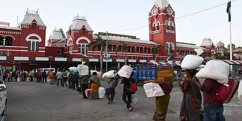 கொரோனா கட்டுப்பாடுகள் எதிரொலி: சொந்த ஊர்களுக்கு திரும்பும் வெளிமாநில தொழிலாளர்கள்!