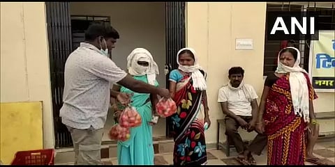தடுப்பூசி போடுங்க தக்காளிய இலவசமா அள்ளுங்க! சத்தீஸ்கரின் பீஜப்பூர் நகராட்சி புது முயற்சி