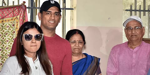 தோனியின் தாய், தந்தைக்கு கொரோனா தொற்று! - மருத்துவமனையில் அனுமதி