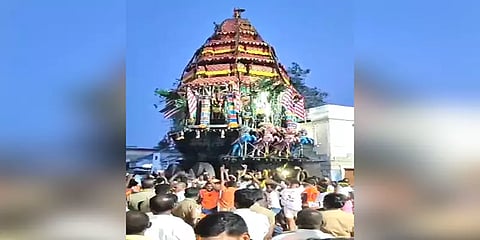 திருநெல்வேலி: முழு ஊரடங்கை மீறி நடந்த பெருமாள் கோவில் தேரோட்ட  திருவிழா!