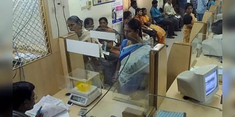 கொரோனா பரவல்: இன்று முதல் தமிழகத்தில் வங்கிச் சேவை நேரம் குறைப்பு