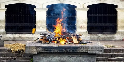 தகனத்துக்கு முன்பு மீண்டும் வந்த பெண்ணின் உயிர்; மருத்துவமனைக்கு செல்லும் வழியில் பலி!