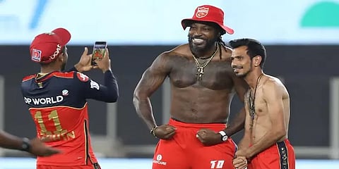 ஜெர்சியை கழட்டி கெயிலுக்கு போட்டியாக உடல் வலிமையை காட்டிய சஹால்!