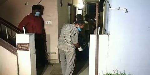 ஈரோடு: வீட்டில் தனியாக இருந்த மூதாட்டி படுகொலை - நகைகள் திருட்டு