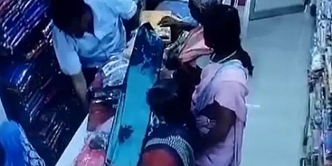 தென்காசி: ஜவுளிக்கடையில் தொடர் திருட்டில் ஈடுபட்டு வந்த 5 பெண்கள் கைது