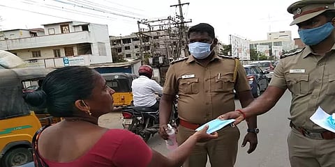 "56% இந்தியர்கள் முகக்கவசம் அணியவில்லை" - தொடரும் அலட்சியத்தால் அதிகரிக்கும் ஆபத்து!