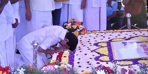 கருணாநிதி நினைவிடத்தில் முதல்வர் மு.க.ஸ்டாலின் மலர்தூவி மரியாதை!!