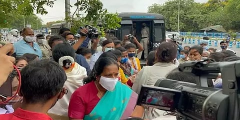 பாஜக மீதான தாக்குதலைக் கண்டித்துப் போராட்டம்: கொல்கத்தாவில் வானதி சீனிவாசன் கைது