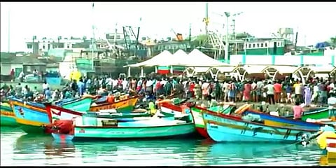 கொரோனா பொது முடக்கம்:  மீன் வாங்க காசிமேடு துறைமுகத்தில் குவிந்த மக்கள்