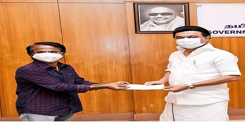 கொரோனா பேரிடர்: முதல்வரிடம் ரூ.25 லட்சம் நிவாரண நிதி அளித்த இயக்குநர் ஏ.ஆர்.முருகதாஸ்!