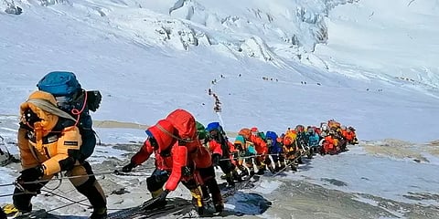எவரெஸ்ட் உச்சிக்குச் சென்ற இருவர் மூச்சுத் திணறி உயிரிழப்பு