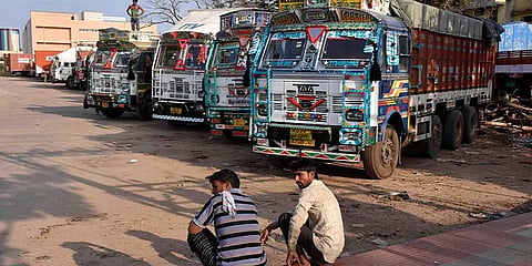 லாரி போக்குவரத்து துறைக்கு தினசரி இழப்பு ரூ.1,600 கோடி: உணவுப்பொருள் தட்டுப்பாடு ஏற்படுமா?