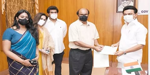 கொரோனா பேரிடர்:  1 கோடி நிவாரண நிதி அளித்த விசாகன்-செளந்தர்யா ரஜினிகாந்த் தம்பதி!