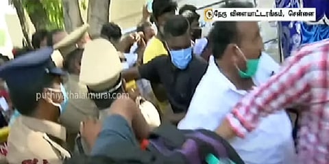 நேரு உள்விளையாட்டு அரங்கு கவுன்டர்களில்  ரெம்டெசிவிர் கிடைக்காததால் மக்கள் சாலை மறியல்