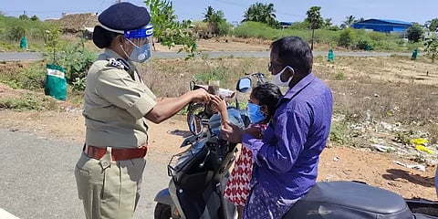 மாஸ்க், மரக்கன்று வழங்கி விழிப்புணர்வு ஏற்படுத்தும் திருச்சி காவல்துறை அதிகாரி ஆனி விஜயா