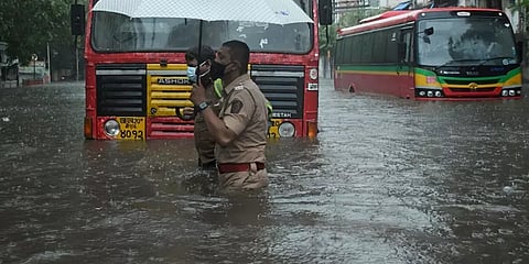 குஜராத்தை புரட்டி போட்ட டவ் தே புயலுக்கு 13 பேர் உயிரிழப்பு; 16,000 வீடுகள் சேதம்