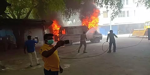 கோவை: ஆம்புலன்ஸில் இருந்த‌ ஆக்சிஜன் சிலிண்டர் வெடித்து விபத்து