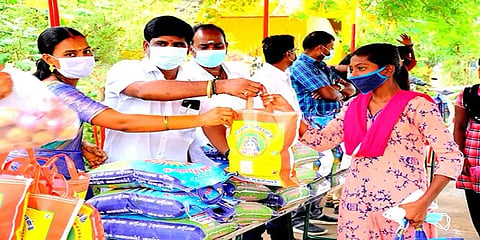 கொரோனா கால மகத்துவர்: வங்கியில் 10 லட்சம் கடன் பெற்று நிவாரணம் வழங்கும் ஊராட்சி உறுப்பினர்