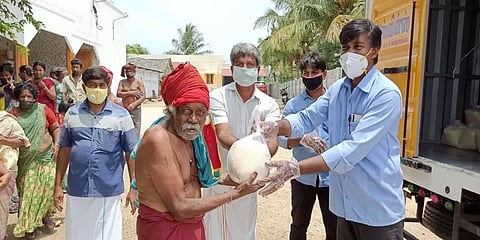 பெரம்பலூர்: நரிக்குறவ குடும்பங்களுக்கு இலவச அரிசி வழங்கிய உணவகம்!