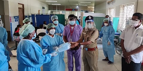 முன்களப் பணியாளர்களுக்கு பழங்கள் வழங்கிய திருச்சி காவல்துறை துணைத் தலைவர் ஆனி விஜயா