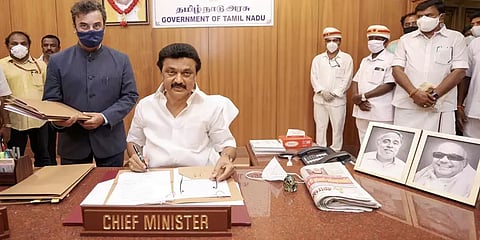 மதுரை: கொரோனா நிவாரணத்துக்கு நிதி வழங்கிய மயான ஊழியர்கள்