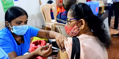 இந்தியாவில் ஆண்களை விட பெண்களுக்கு குறைவாகவே தடுப்பூசி போடப்பட்டுள்ளது: ஒரு தரவு அலசல்