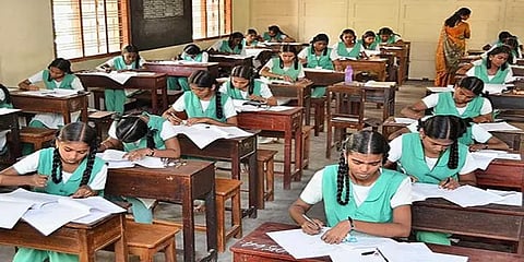 கொரோனா பேரிடர் காலத்தில் தேர்வு அவசியமா? என்ன நினைக்கிறார்கள் மாணவர்கள்