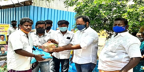 100 கிராமிய கலைஞர்களின் குடும்பங்களுக்கு அத்தியாவசிய பொருட்களை வழங்கிய விஜய் ரசிகர்கள்