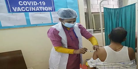 மனநலம் பாதிக்கப்பட்டவர்களுக்கு தடுப்பூசியில் முன்னுரிமை: முன்னோடியாக விளங்கும் தமிழ்நாடு