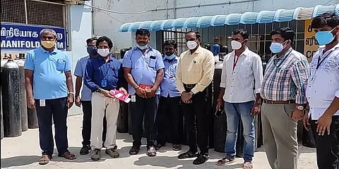 ஓசூரில் ஆக்சிஜன் பற்றாக்குறையால் உயிரிழந்த ஊழியர்:  சக ஊழியர்கள் எடுத்த முன்முயற்சி