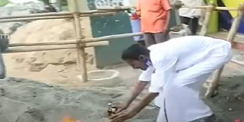 டாஸ்மாக் திறப்பு: தேங்காய் உடைத்து, சூடம் ஏற்றி திருஷ்டி கழித்த மது குடிப்போர்