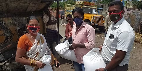 துளிர்க்கும் நம்பிக்கை:  15 குடும்பங்களுக்கு ஒரு மாதத்துக்கான மளிகை பொருட்கள்