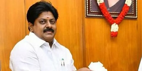 அதிமுக முன்னாள் அமைச்சர் மணிகண்டனை பிடிக்க 2 தனிப்படைகள் அமைத்து தேடுதல் வேட்டை